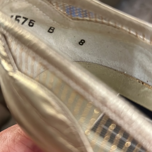 ✨Stuart Weitzman ✨STUNNING ✨ Dress Shoes Gold Metallic Sz 8 Like New! - Picture 9 of 10